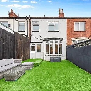  Holiday home Luxury By The Sea, Beautiful 3 Bedroom House With Fast Wifi, King Bed, Lovely Garden! Blackpool's Finest Getaway Experience For Up To 8 Guests!