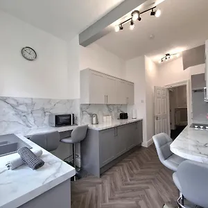  Holiday home Luxury Town House